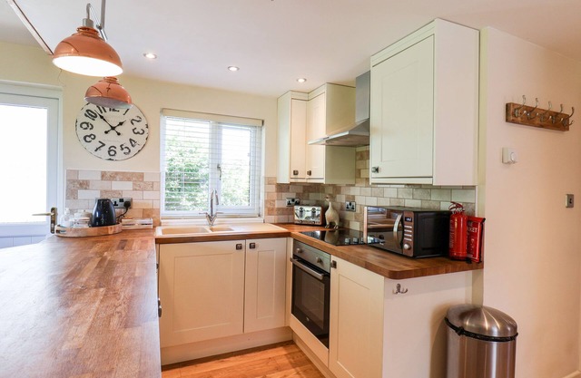 DEER LODGE, pet friendly, with a garden in Sewerby
