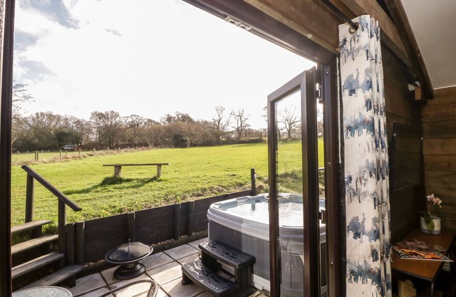 DEER LODGE, romantic, country holiday cottage in Wimborne Minster
