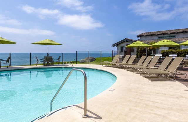 Del Mar Dream Oasis! Full Kitchen, Swimming Pool, Free Parking, Beachfront!