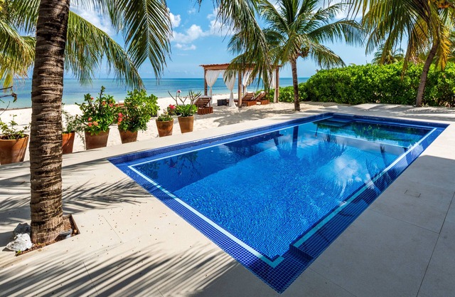 Del Sol- Beachfront Paradise – Villa on Pristine Sandy beach