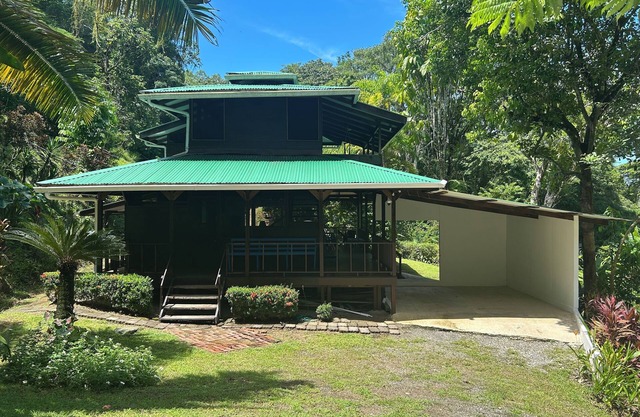 Delfín del Sendero - 2-bedroom Beachfront Cabin in Playa Ballena with WiFi