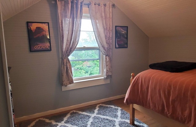 Delightful 2 bedroom in the heart of Montavilla. Just minutes to everything!