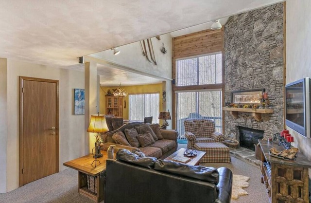 Delightful 2 Level Home at 7 Springs Resort