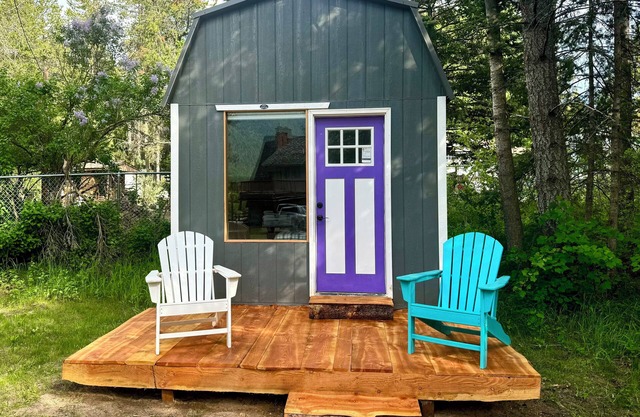 Delightful cabin in Hungry Horse on River with Mountain View’s
