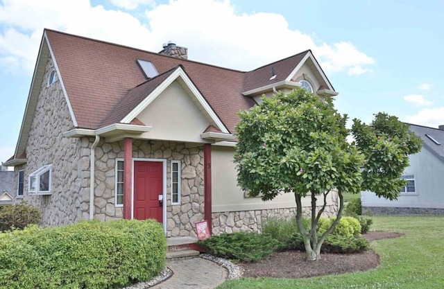 Delightful Cottage With Seasonal Pool/Hot Tub