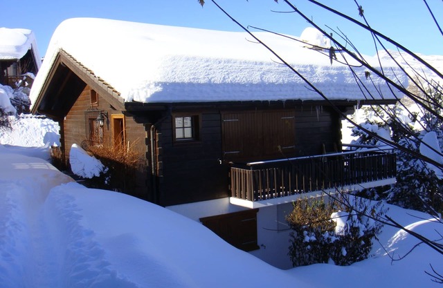 Delightful detached chalet close to ski lift and centre of Haute Nendaz village.