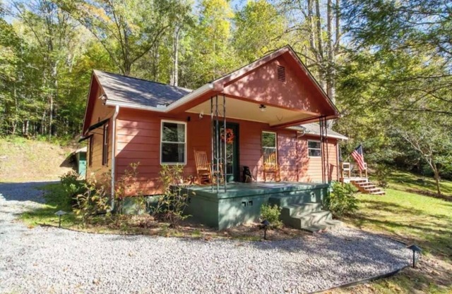 Delightful Little Bear Cabin with AC in Sevierville - 3 bedrooms available