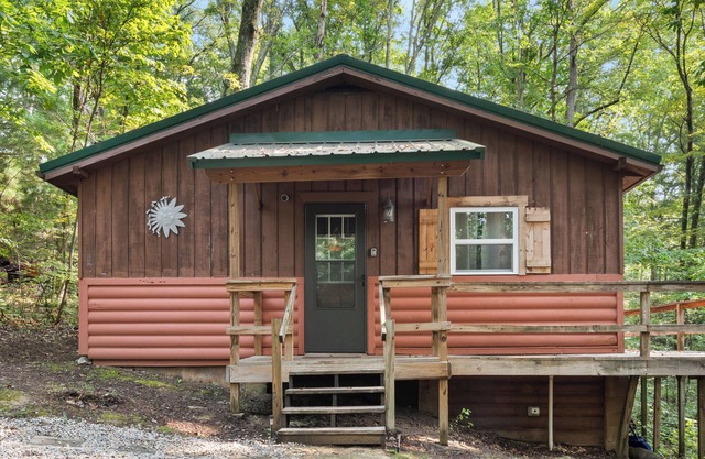 Delightful secluded 3BR cabin/hot tub/fire pit/deck, in Hocking Hills