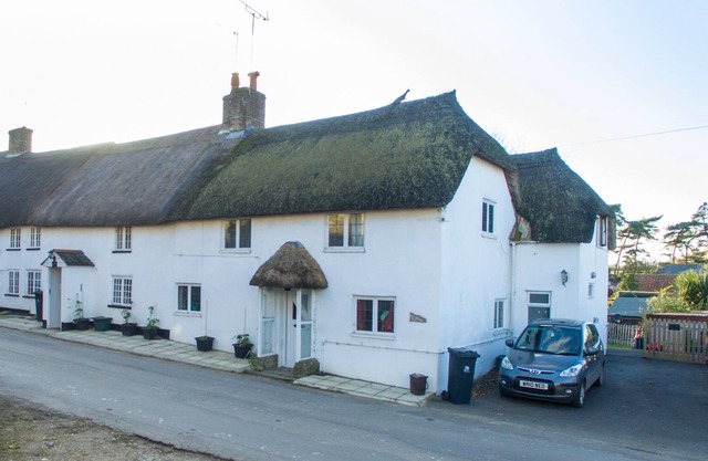 Delightful thatched cottage in beautiful sleepy Dorset village and countryside