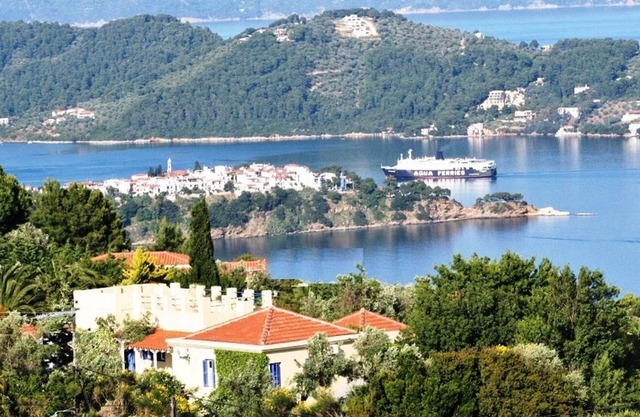 Delightful villa, ideal for 6 - 8; stunning views from terraced garden and pool