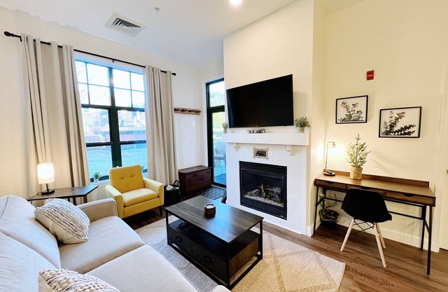 ⭐️ DELUXE 1 Bdr - Walkout Patio to Pool & Hot Tub ⛰ Mountain Creek Resort @ Appa