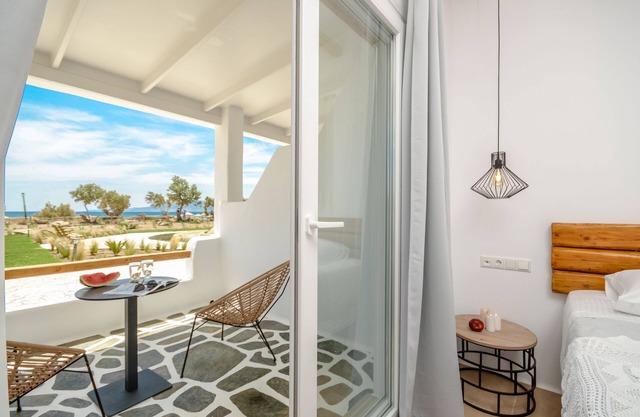 DELUXE BEACHFRONT SUITE | GLARONISSI BEACH