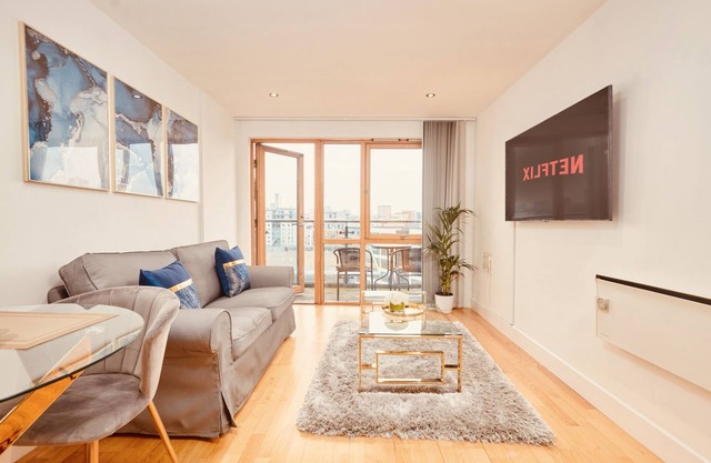 Deluxe City Apt, River Canal View& Free Parking!