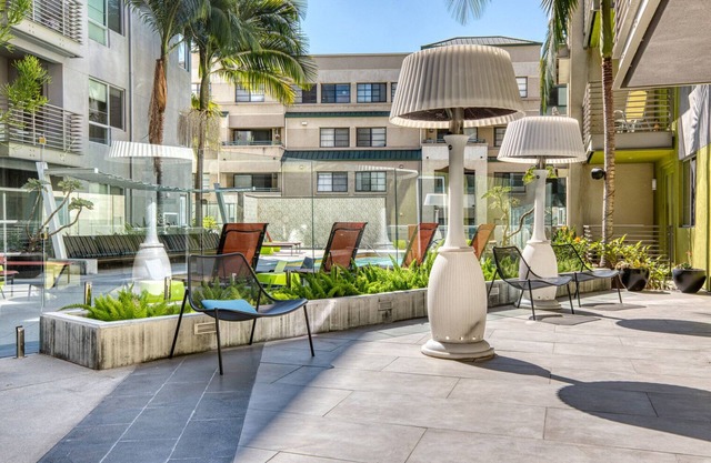 Deluxe Downtown 2BR w/Pool, W/D & Gym, near 7th St Metro, by Blueground