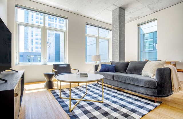 Deluxe Downtown Bellevue 1BR w/Lounge, Gyms, near shops, by Blueground