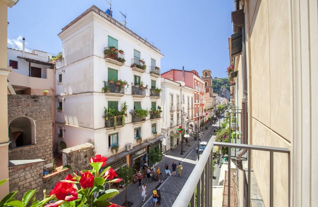 Deluxe Home in Sorrento Old Town with Balconies