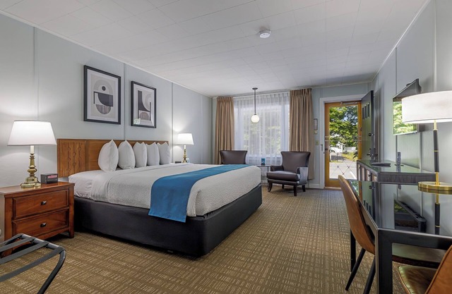 Deluxe King Room w/Breakfast Included