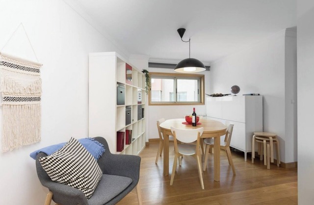 Deluxe Modern Flat w/Balcony by Host Wise
