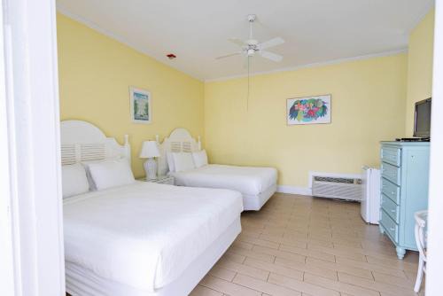 Deluxe Queen at the Curry Mansion - Parking & Heated Pool!