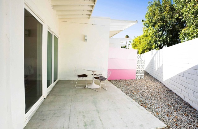 Deluxe Room, 1 King Bed, Kitchen, Garden View