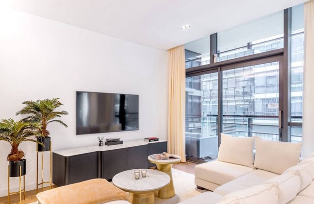Deluxe & roomy 2 + 1 BR apt in City Walk, Dubai