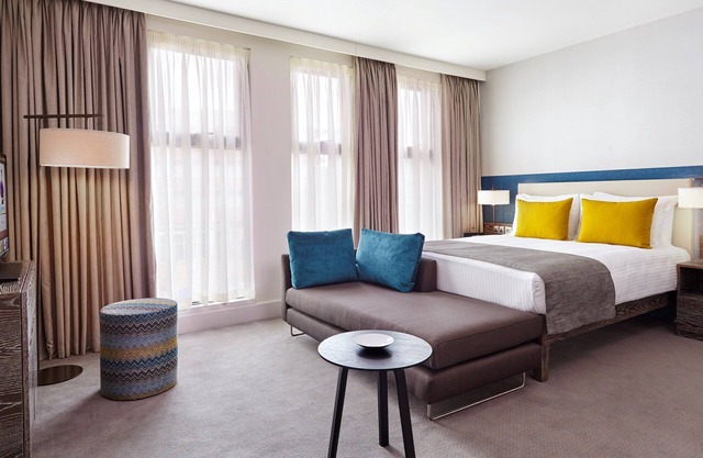 Deluxe Studio in London | Complimentary Breakfast Buffet + On-Site Business Centre