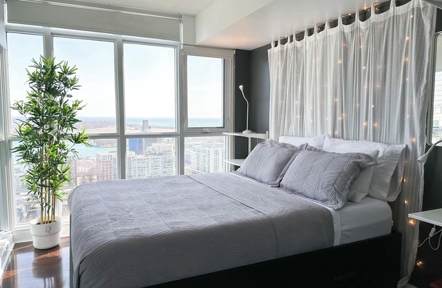 Deluxe Suites Near CN Tower Rogers Centre Ripley's & Lake views & Free Parking