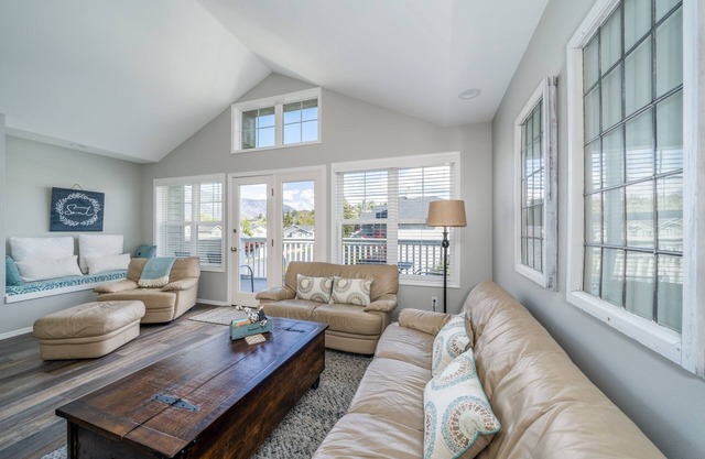 Deluxe Townhome, Shared Pool and Large Decks!