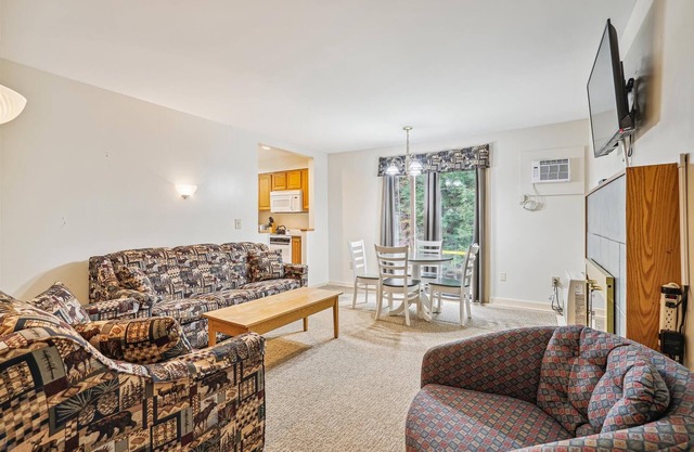 Deluxe Two Bedroom Suite on the 1st floor outdoor heated pool 10708