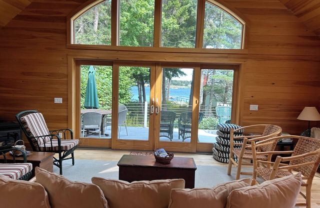 Deluxe Waterfront Cottage on Somes Sound