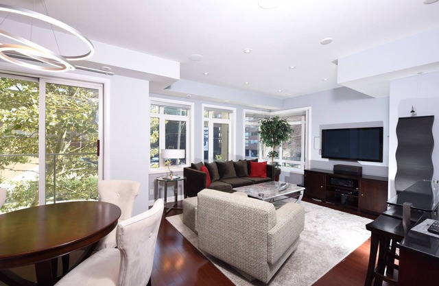 Deluxe Yorkville Townhouse