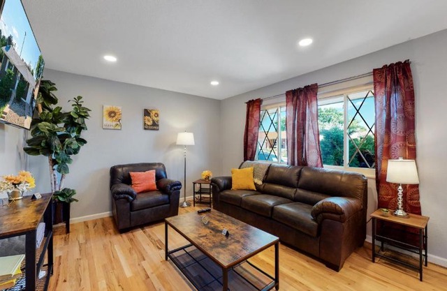 Denver Remodeled 2 King Beds Large yard Upper Unit