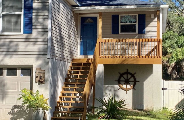 "DEO'S BEACH HOUSE" - RELAXING GETAWAY THAT STILL FEELS LIKE HOME.