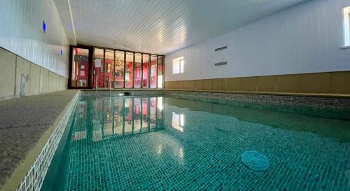 Derbyshire Cottage for 4, 1 hour per day private pool use