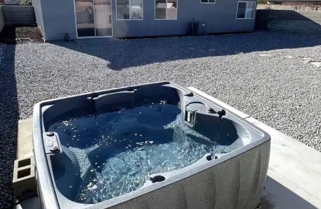 Desert Bliss: 4BR with Hot Tub
