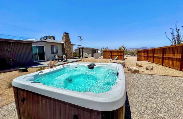 Desert Escape in 29 Palms - Stargaze and Soak under the stars - 5 mins from JTNP