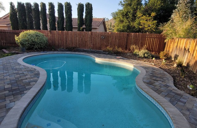 Desert Oasis centrally located-3bds/3baths, pool house with piano.