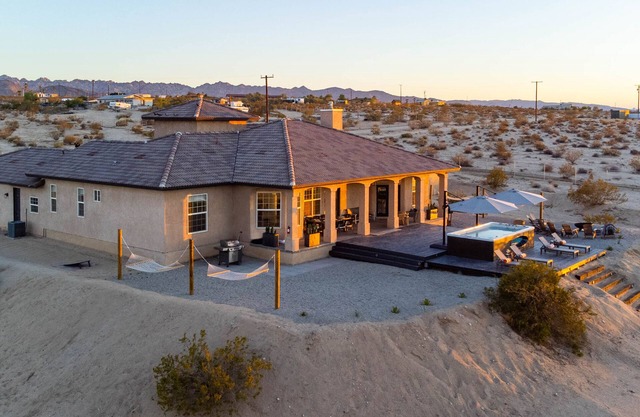 Desert Paradise: Swim Spa, Golf, Yoga, JTNP
