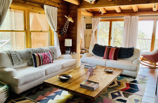 Designer cabin treehouse on acre with amazing views and privacy
