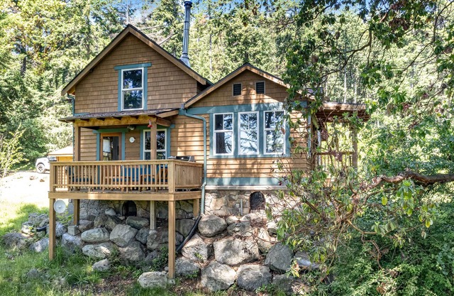 Designer cottage with bay views & washer/dryer - walk to village hot spots