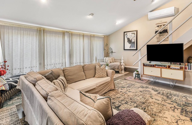 Designer guest house with pool & spa, patio - dog-friendly