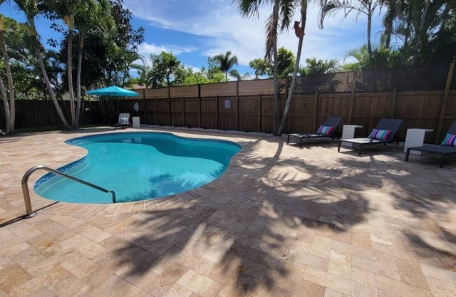 Designer House Heated Pool 3 mi. from the Beach & Downtown