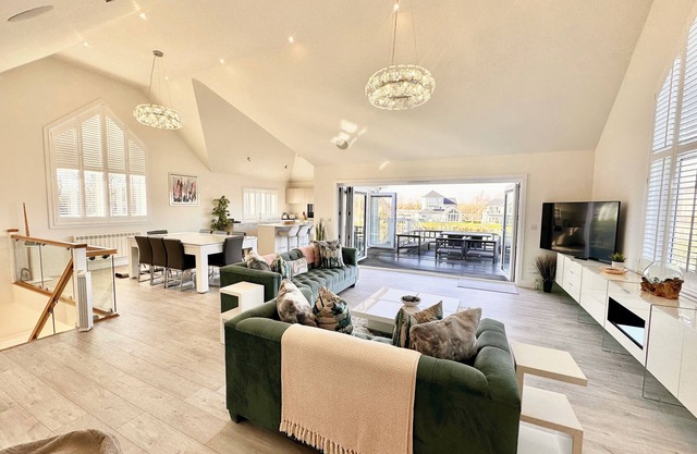 Detached 4 Bed, 3 Bath Lakeside Lodge. Sleeps 8. Hot Tub. The Cotswolds Lakes.