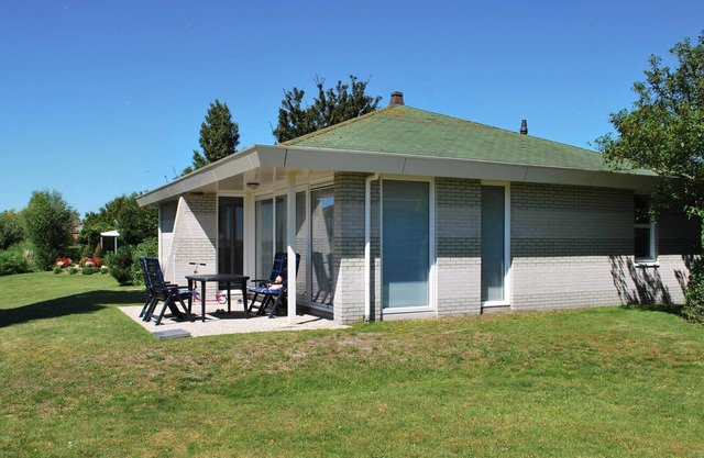 Detached 4-person Star bungalow with bathtub, jetty, and spacious yard at Beach Resort Makkum on the IJsselmeer.