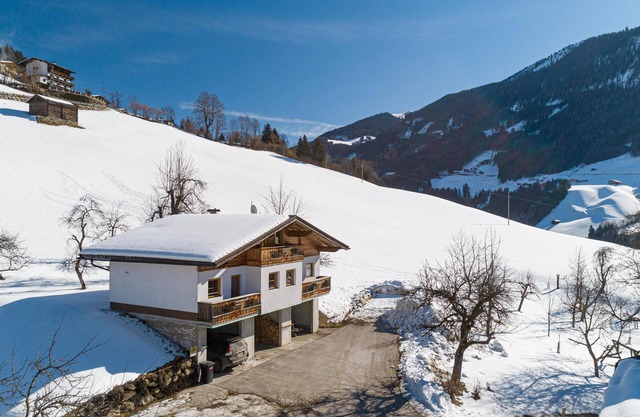 Detached chalet on farm