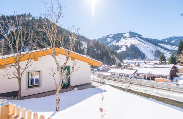 Detached chalet with private carport