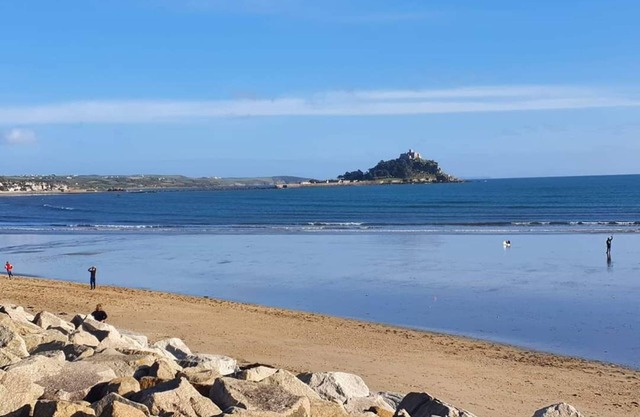 Detached comfortable granite cottage, 5 minute walk to the beach - Dogs Welcome