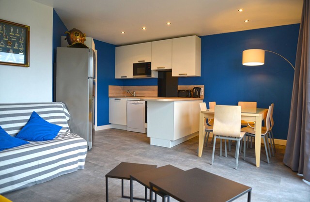 Detached house 3 *, sea view, swimming pool, 100 m from the beach