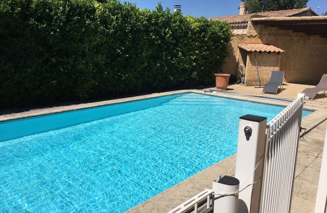 Detached house + private pool located 5 mn from Avignon and 15 mn from St Rémy