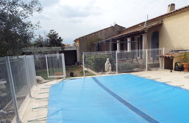 Detached house with swimming pool for 8 people in a housing estate